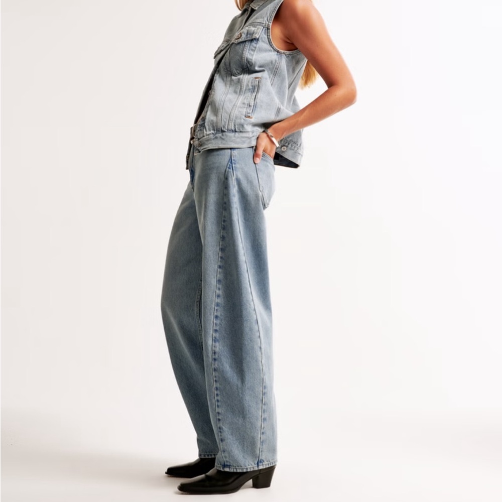 NWOT Barrel jeans